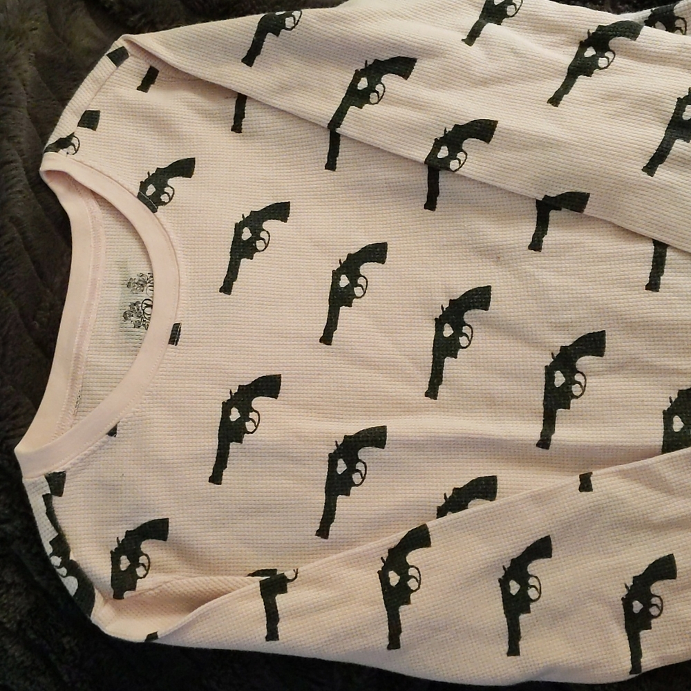Light pink *pop art* *punk* gun with a heart thermal shirt